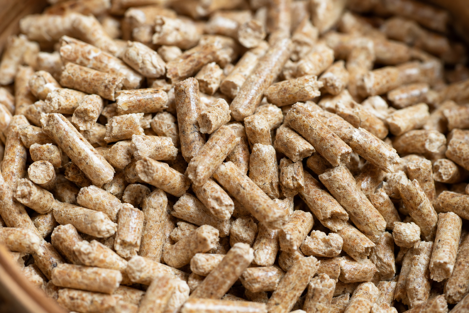 Pellet droższy: kiedy kupować zapasy, by realnie zaoszczędzić na ogrzewaniu?